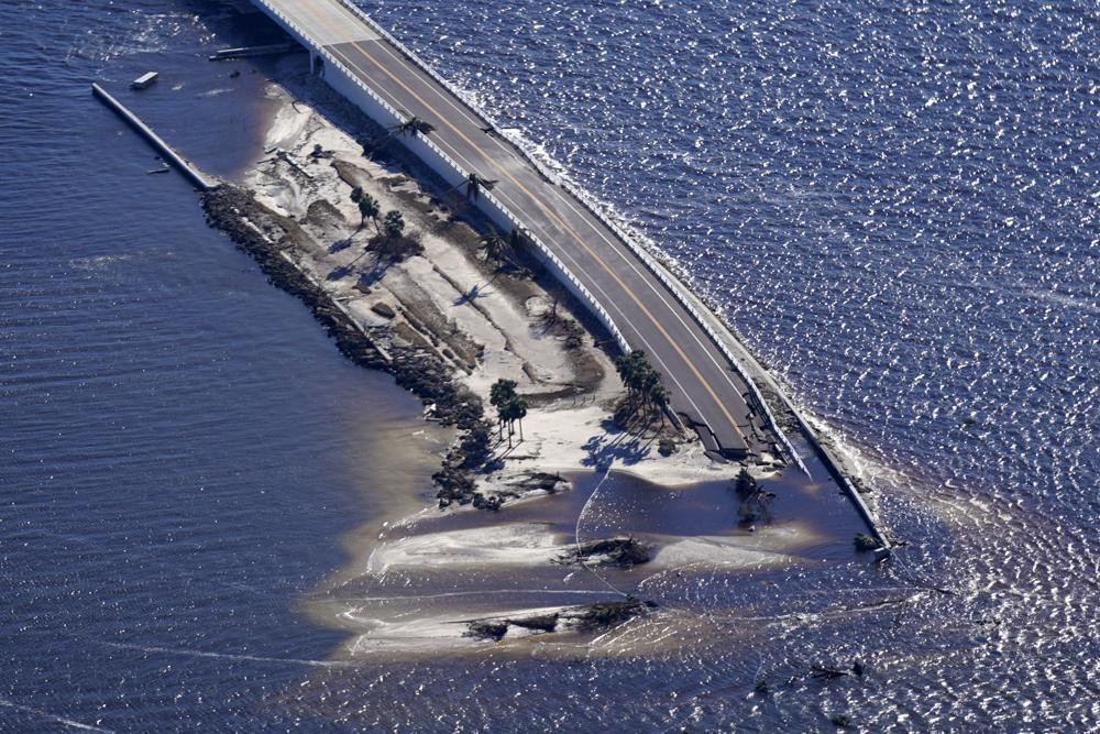 Bão Ian - cơn bão đắt đỏ nhất lịch sử Florida: Hất tung bến tàu, xé toạc thành phố - Ảnh 2.