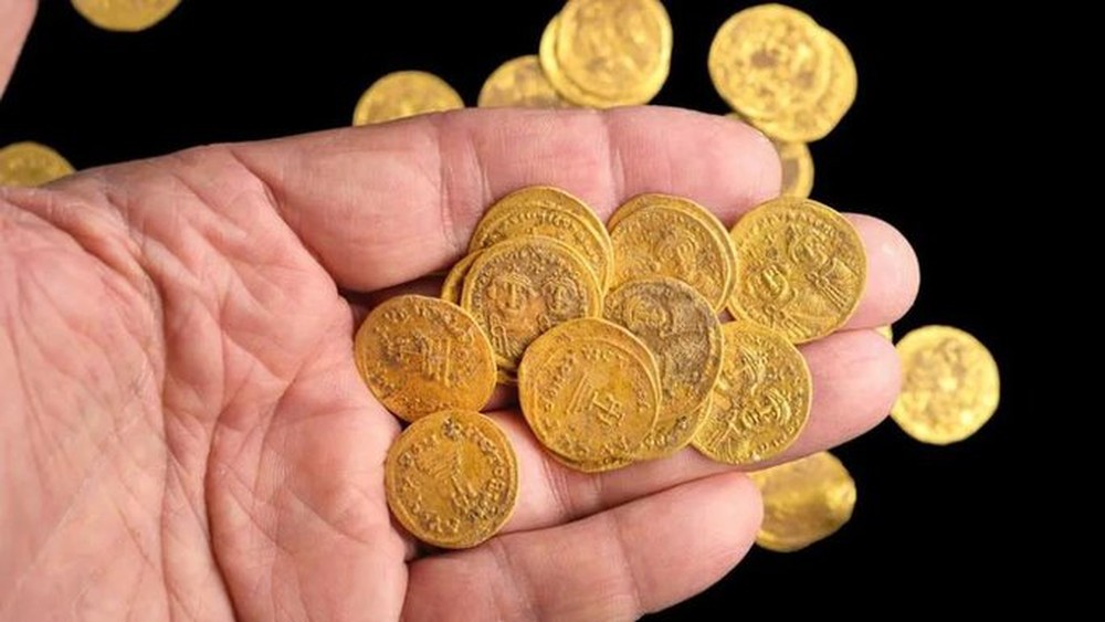 Đào bức tường cũ, phát hiện kho báu vàng ròng 1.400 năm