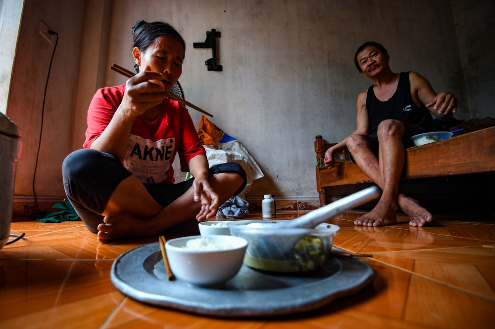 Mơ ước kiếm tiền của cô bé sinh trong gia đình không ai có khả năng lao động