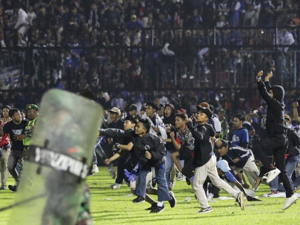 Bạo loạn bóng đá khiến 125 người chết: LĐBĐ Indonesia ra hàng loạt án phạt nặng - Ảnh 1.