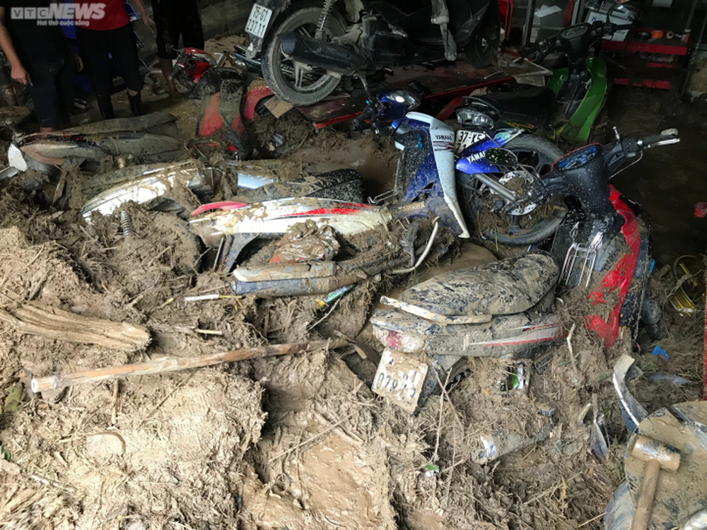 Ảnh: Hàng trăm xe máy được đào lên dưới lớp bùn sâu ở vùng rốn lũ Nghệ An - Ảnh 2.