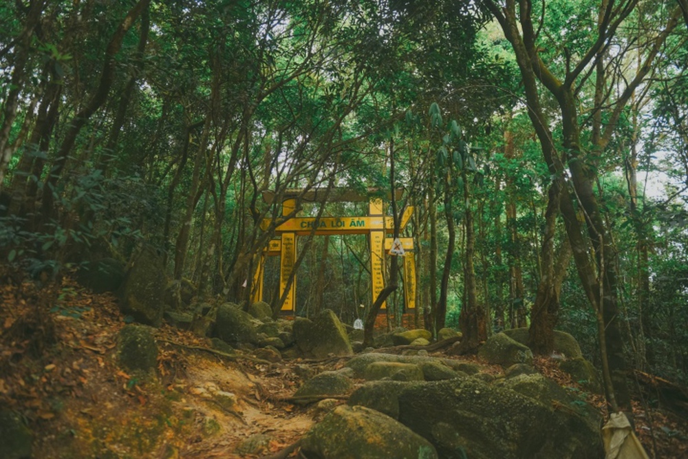 Vẻ thoát tục của ngôi cổ tự ẩn trên núi cao ở Quảng Ninh ít người biết - Ảnh 2.