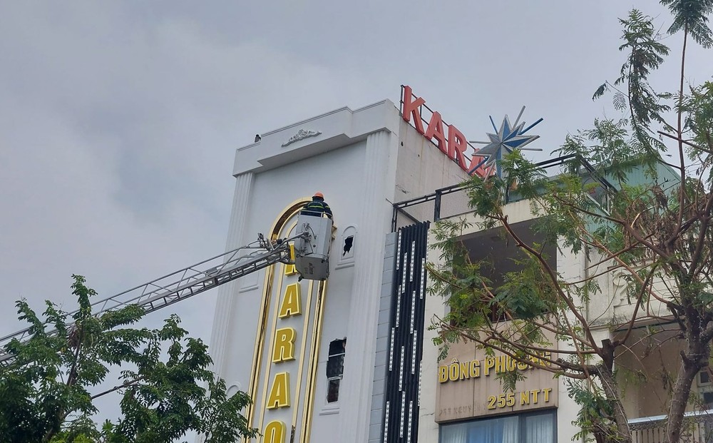 Cháy quán karaoke ở Đà Nẵng, cảnh sát đục tường dập lửa