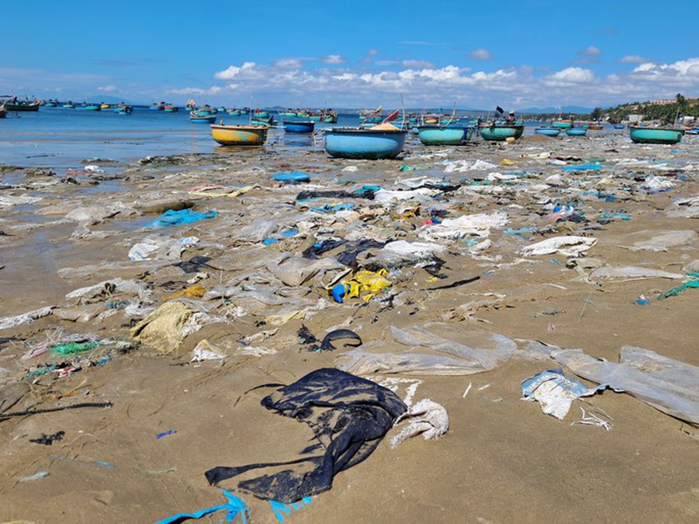Rác ngập bờ biển Mũi Né