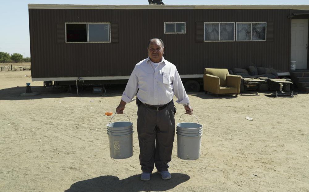 Siêu hạn hán ở California: Người dân phải đi xin từng giọt nước