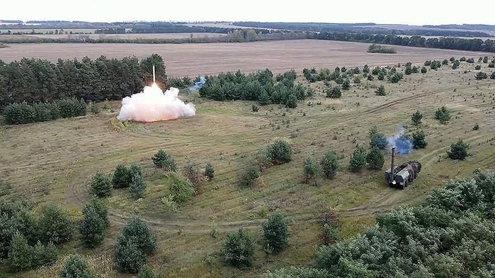 Nga dùng tên lửa Iskander phá hủy nhà chứa máy bay của Ukraine - Ảnh 1.