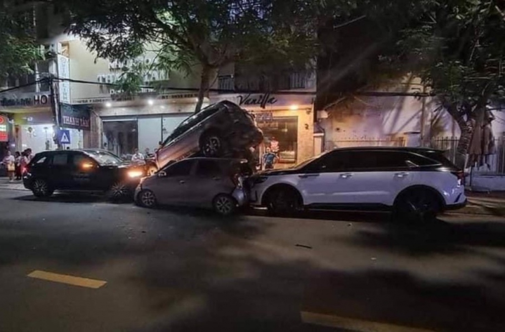 Ô tô chồng lên nhau sau cú tông liên hoàn ở Nha Trang: Công an truy tìm tài xế - Ảnh 1.