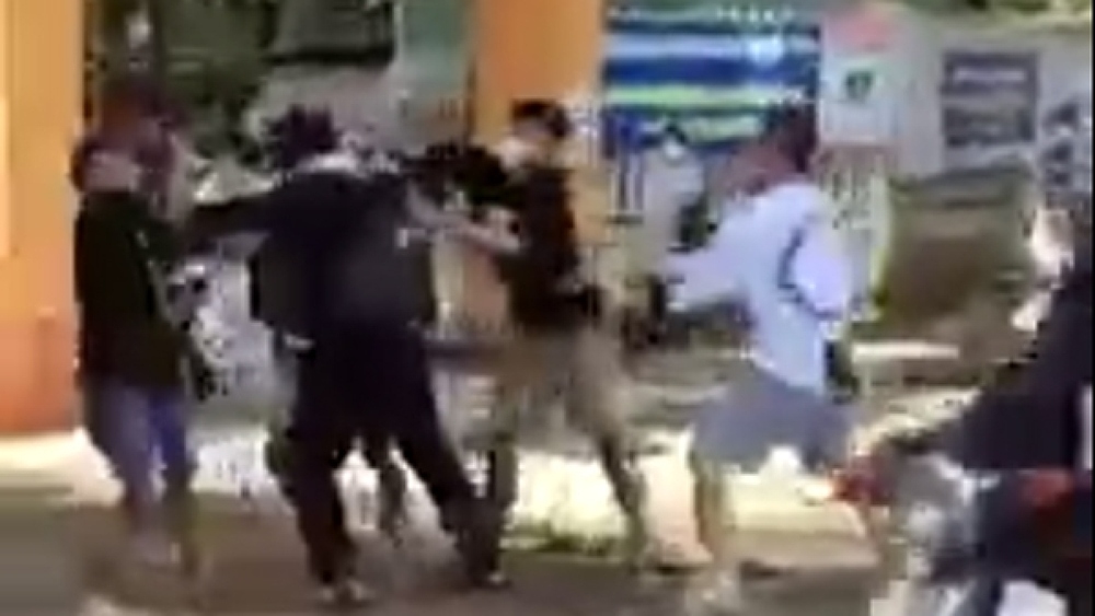 Một học sinh ở Bình Phước bị đánh hội đồng trước cổng trường - Ảnh 1.
