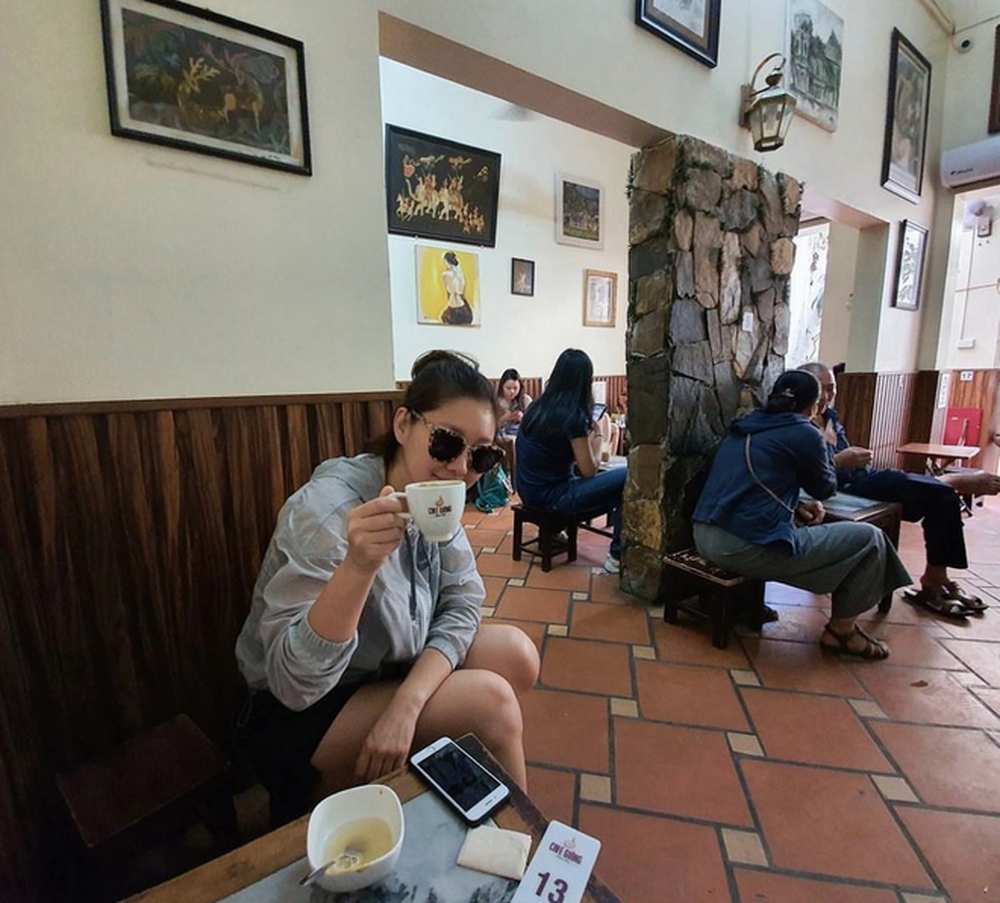 Ôm trọn mùa thu vào lòng tại các quán cà phê “tình bể bình” ở Hà Nội