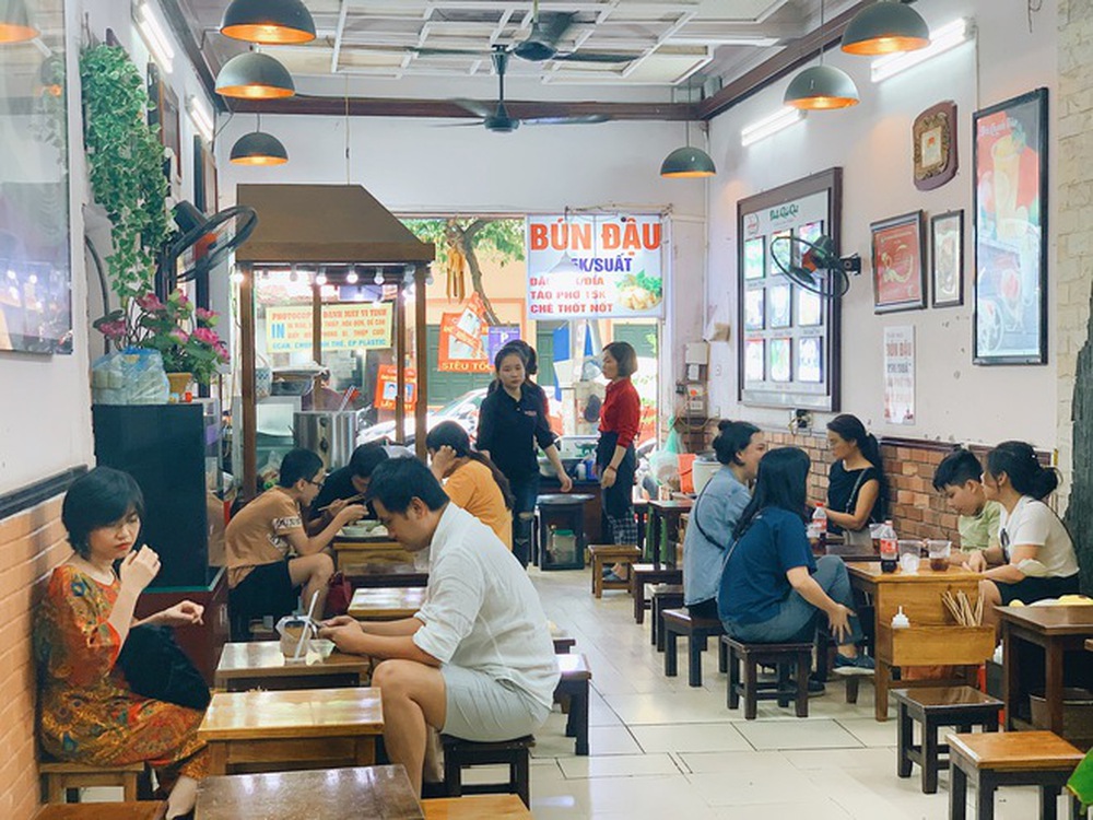 Tồn tại ngót nghét 100 năm, bánh cuốn Bà Hoành vang danh một thời bây giờ thế nào?
