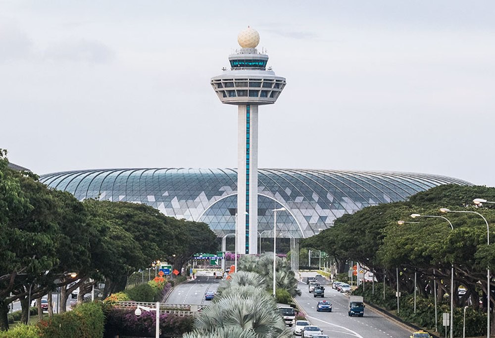 Trong 8 tháng năm 2022, sân bay Singapore đón 16,5 triệu khách, Tân Sơn Nhất đón 22 triệu - Ảnh 1.