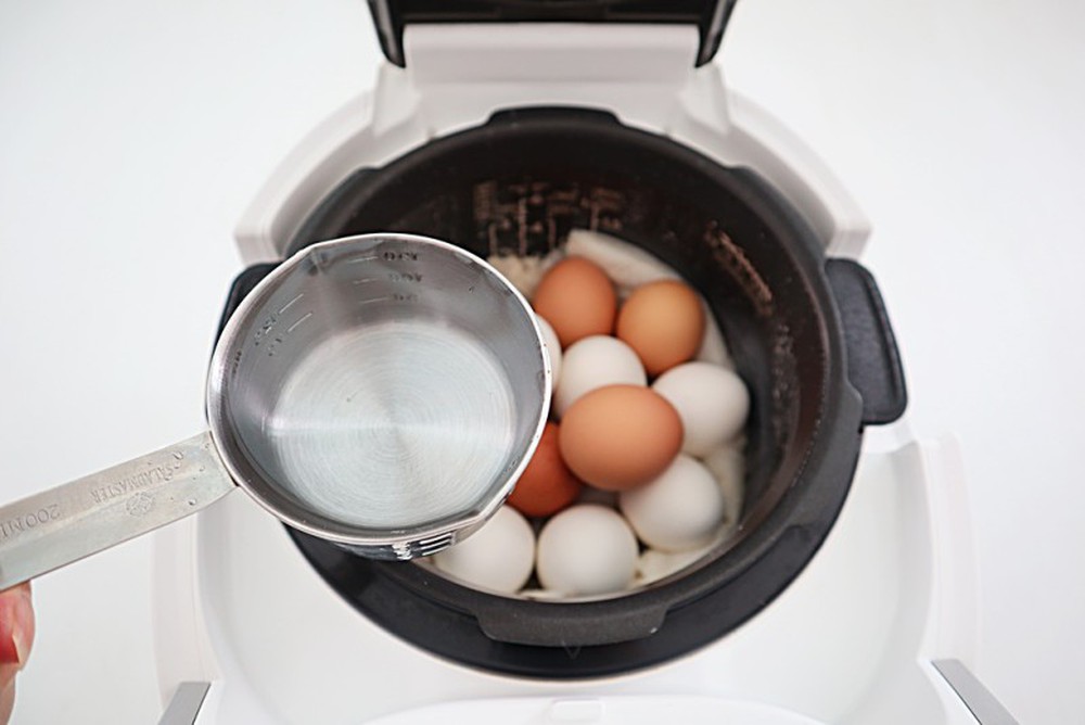 Học người Hàn cách làm trứng nướng muối bằng nồi cơm điện vừa dễ vừa ngon - Ảnh 6.