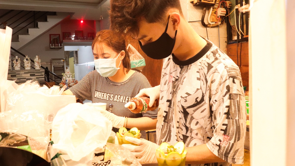 Món trà xoài non mắm ruốc gây “chao đảo” giới trẻ TP.HCM, không phải ai cũng dám thử