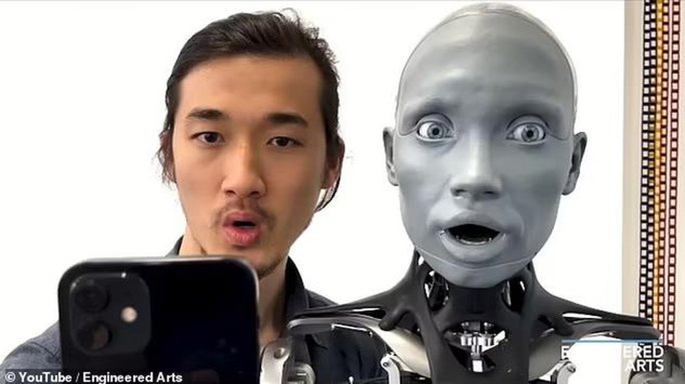 CLIP: Rùng mình robot “giống người nhất thế giới” bắt chước hành vi của nhà khoa học