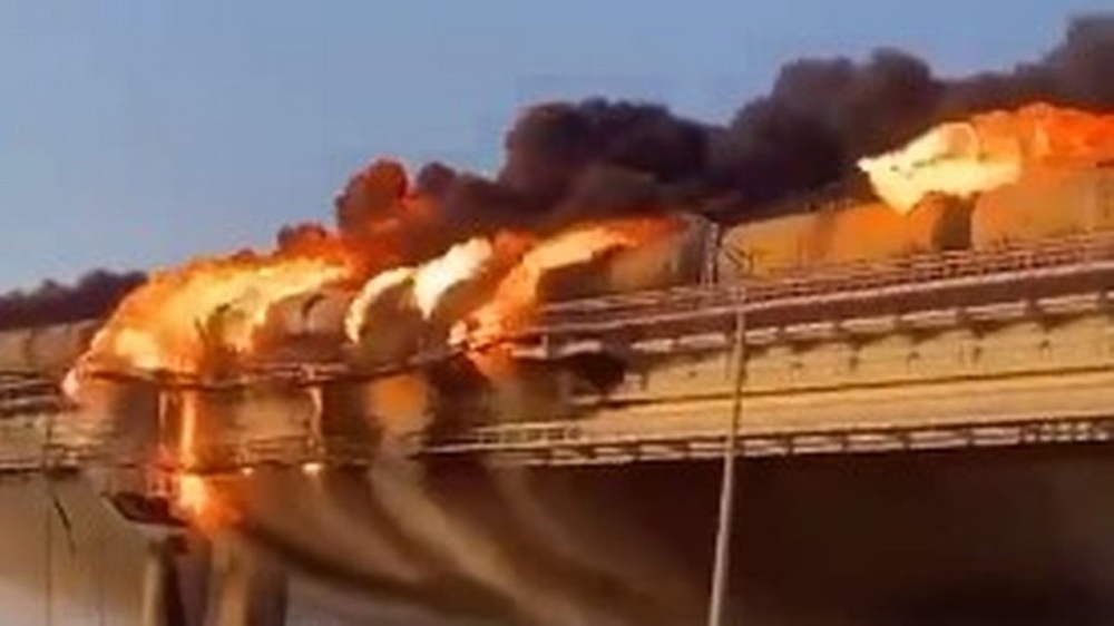 Cháy lớn trên cầu Crimea - Ảnh 1.