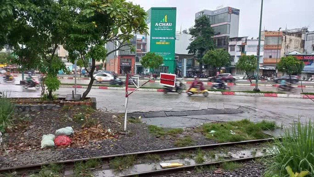 Ớn hình ảnh đầu máy tàu chạy về ga Sài Gòn thì thấy gác chắn chưa đóng