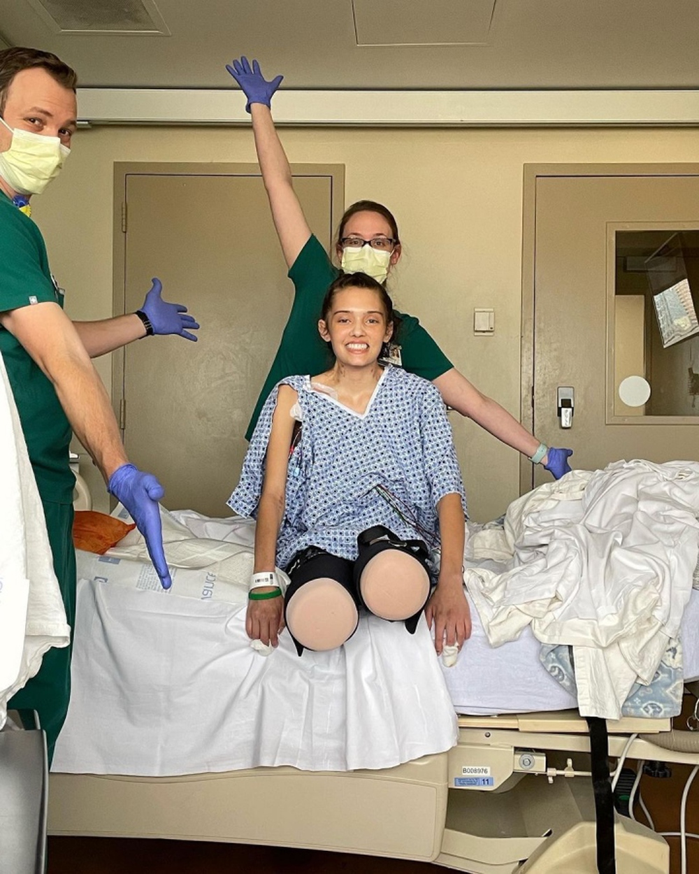 Nghị lực đáng khâm phục của cô gái 21 tuổi bị cắt bỏ chân sau khi mắc COVID-19 - Ảnh 2.