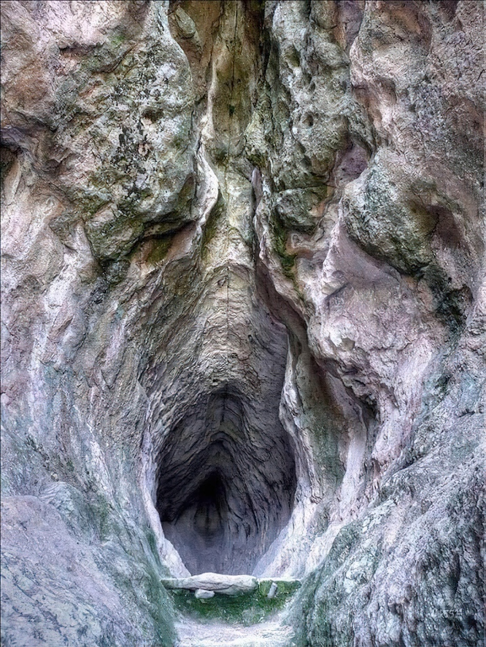 Khám phá vẻ đẹp bên trong hang động độc lạ do con người tạo ra từ 3000 năm trước - Ảnh 2.