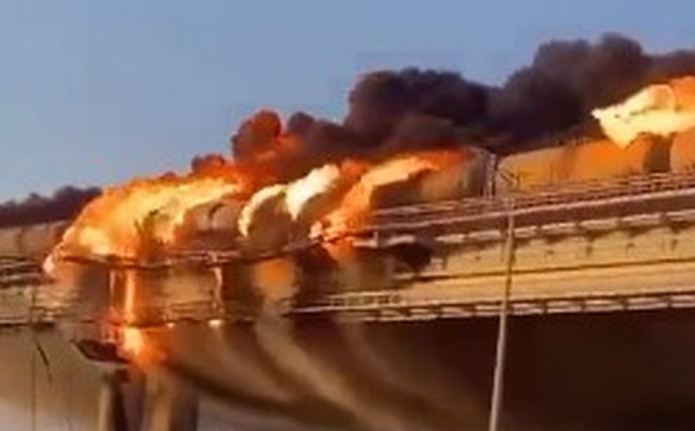 Cháy lớn trên cầu Crimea