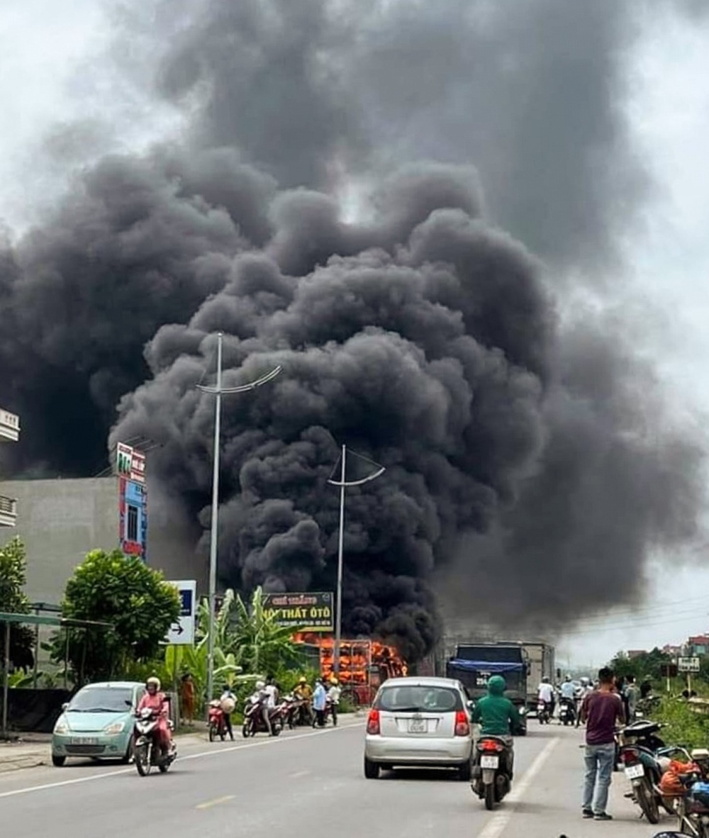 Khói bốc cao kèm nổ lớn tại đám cháy gara ô tô ở Bắc Giang - Ảnh 1.