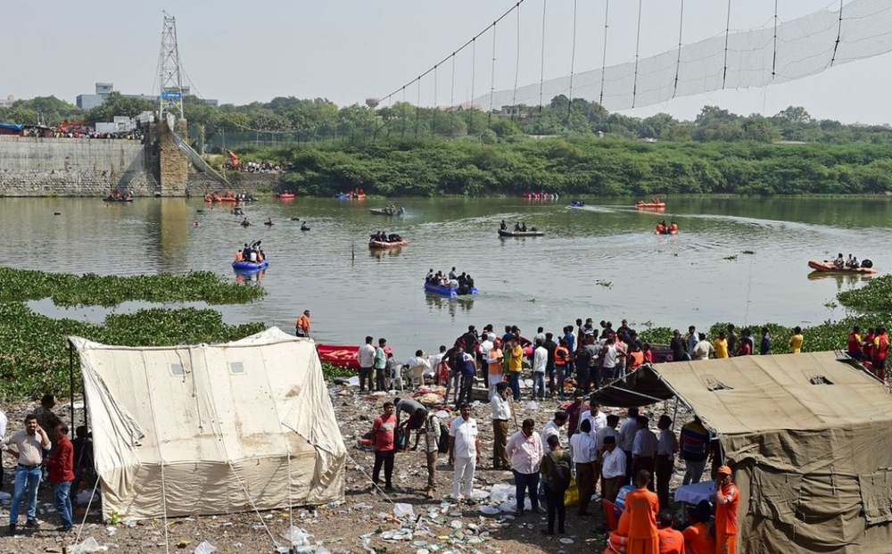 Toàn cảnh vụ sập cầu treo kinh hoàng ở Ấn Độ làm 135 người chết