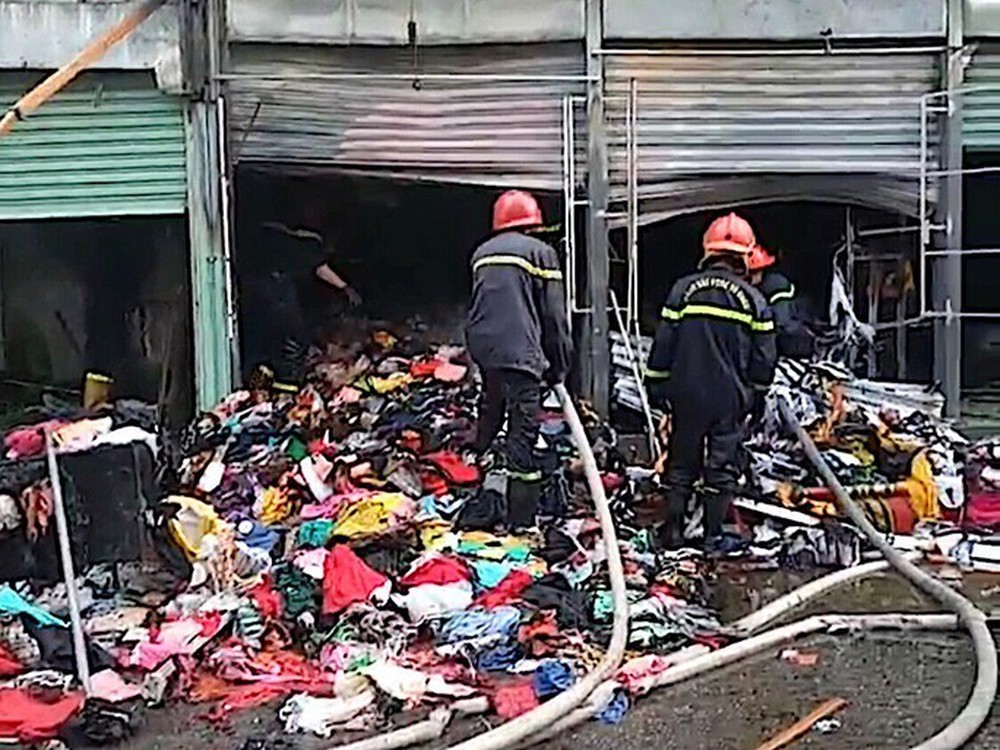 Cháy kèm tiếng nổ tại chợ Tân Lập, TP Thủ Đức - Ảnh 1.