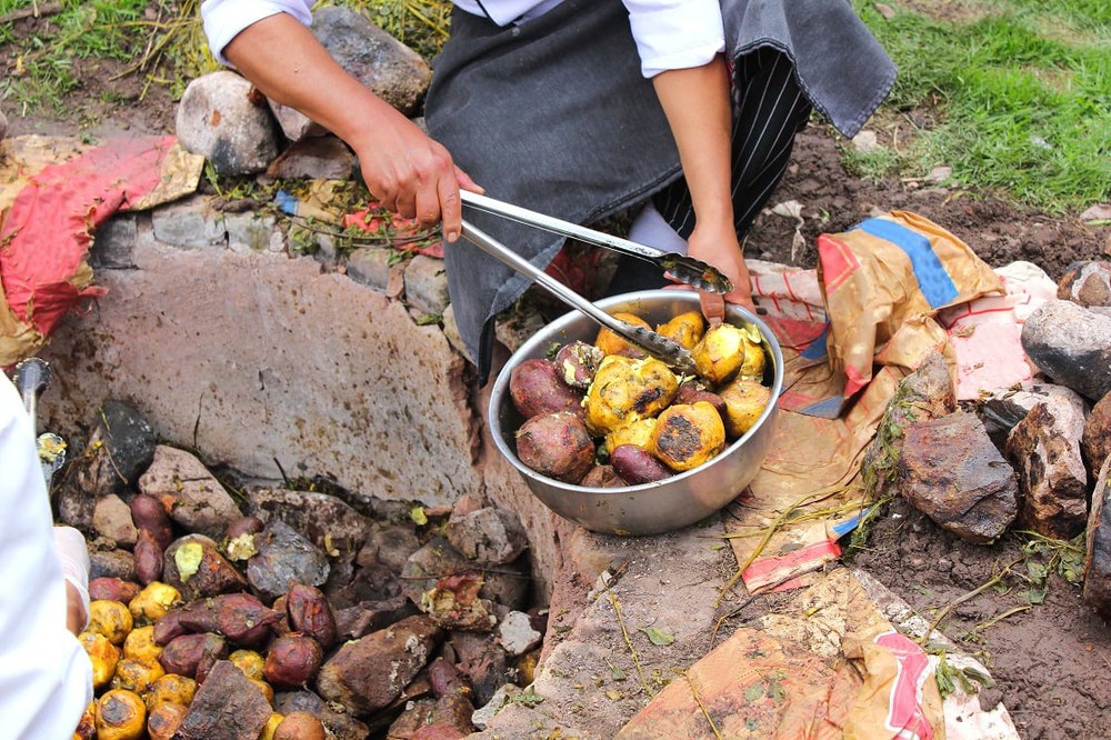 Món ăn nóng hổi từ dưới lòng đất của nước Peru khiến thực khách ấn tượng khó phai - Ảnh 4.