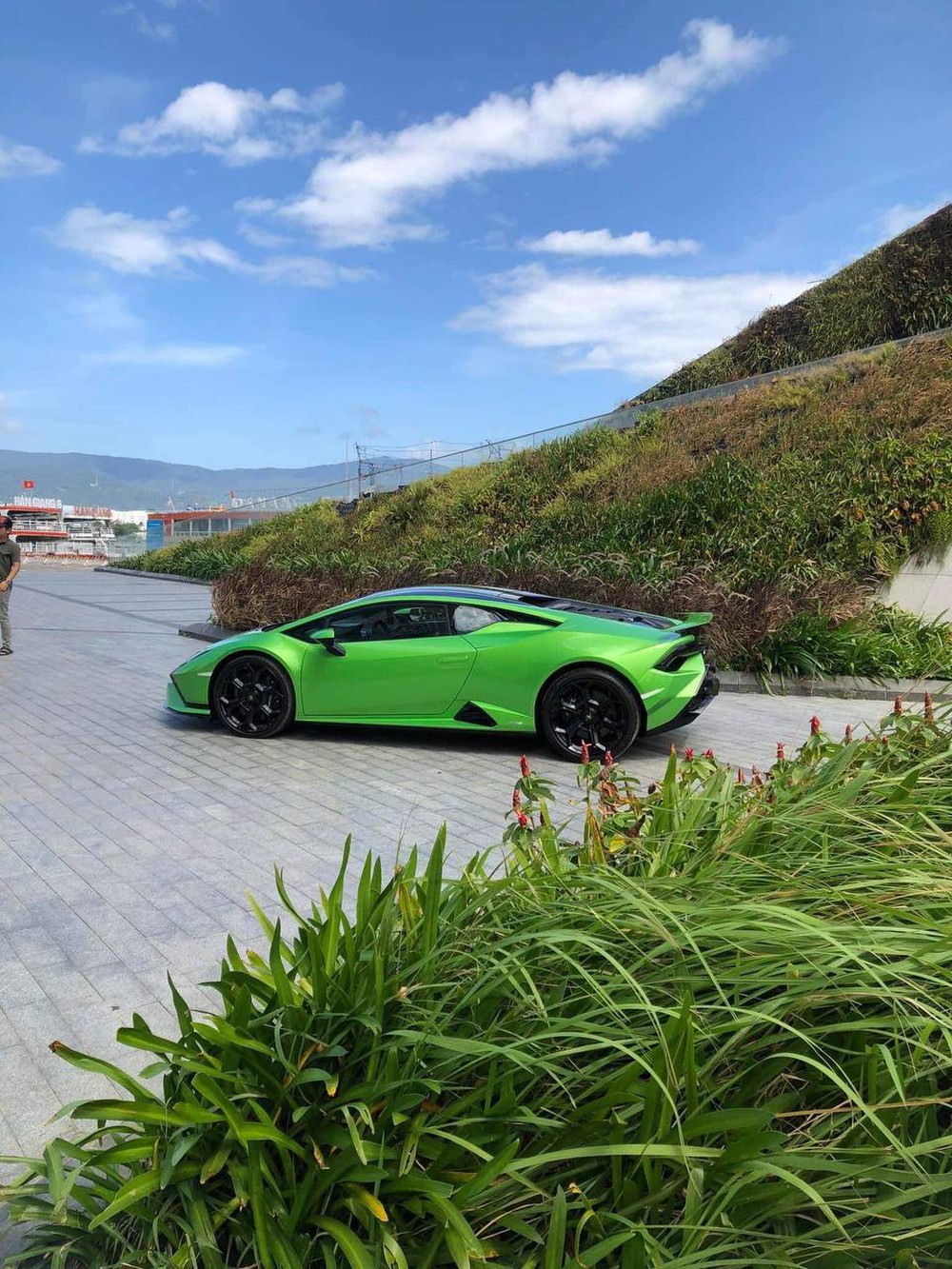 Lộ diện Lamborghini Huracan Tecnica đầu tiên về Việt Nam: Nhập chính hãng, giá từ 17,9 tỷ đồng - Ảnh 1.