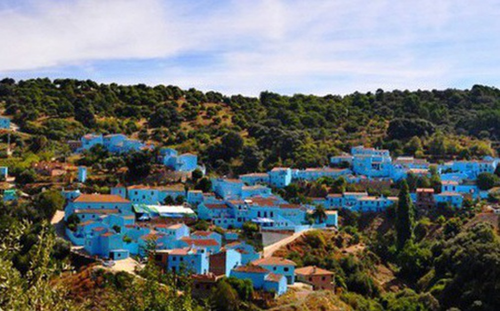 Ngôi làng "Xì trum" toàn màu xanh ở Tây Ban Nha