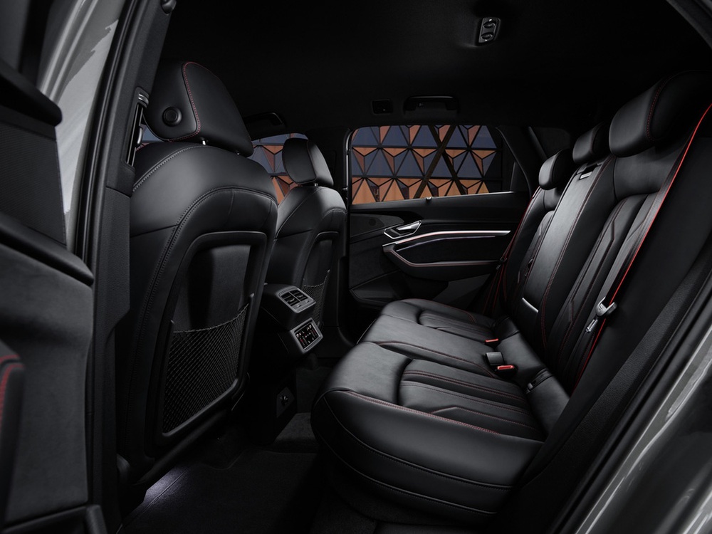 Audi Q8 e-tron ra mắt: Xe điện tiện nghi nhất của Audi