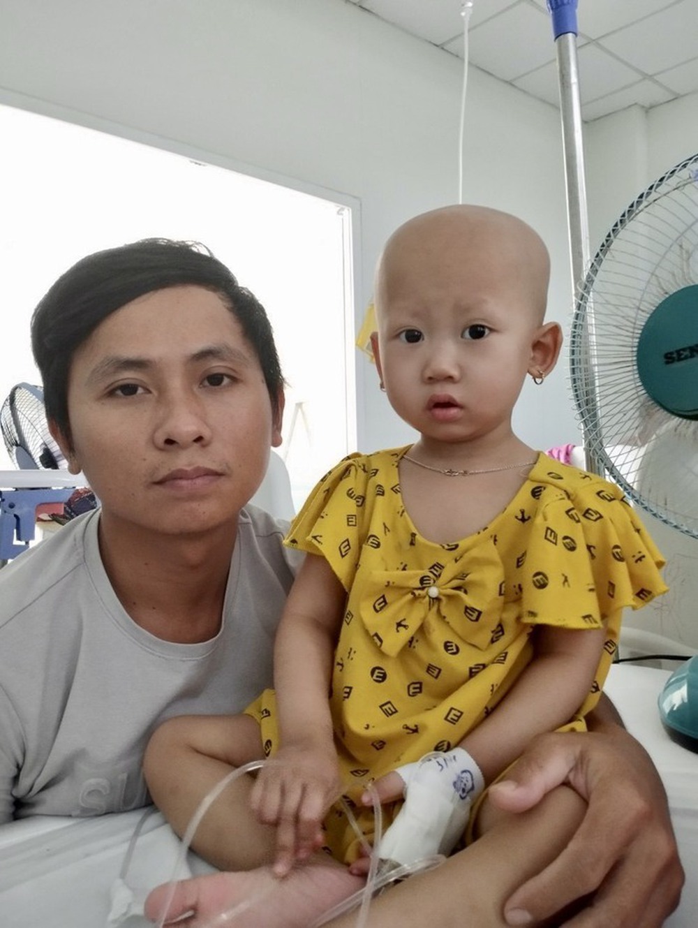 Bé gái 2 tuổi mắc bệnh hiểm nghèo không tiền cứu chữa - Ảnh 4.