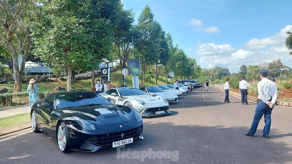 Ferrari F12 Berlinetta độ độc nhất Việt Nam - Ảnh 1.