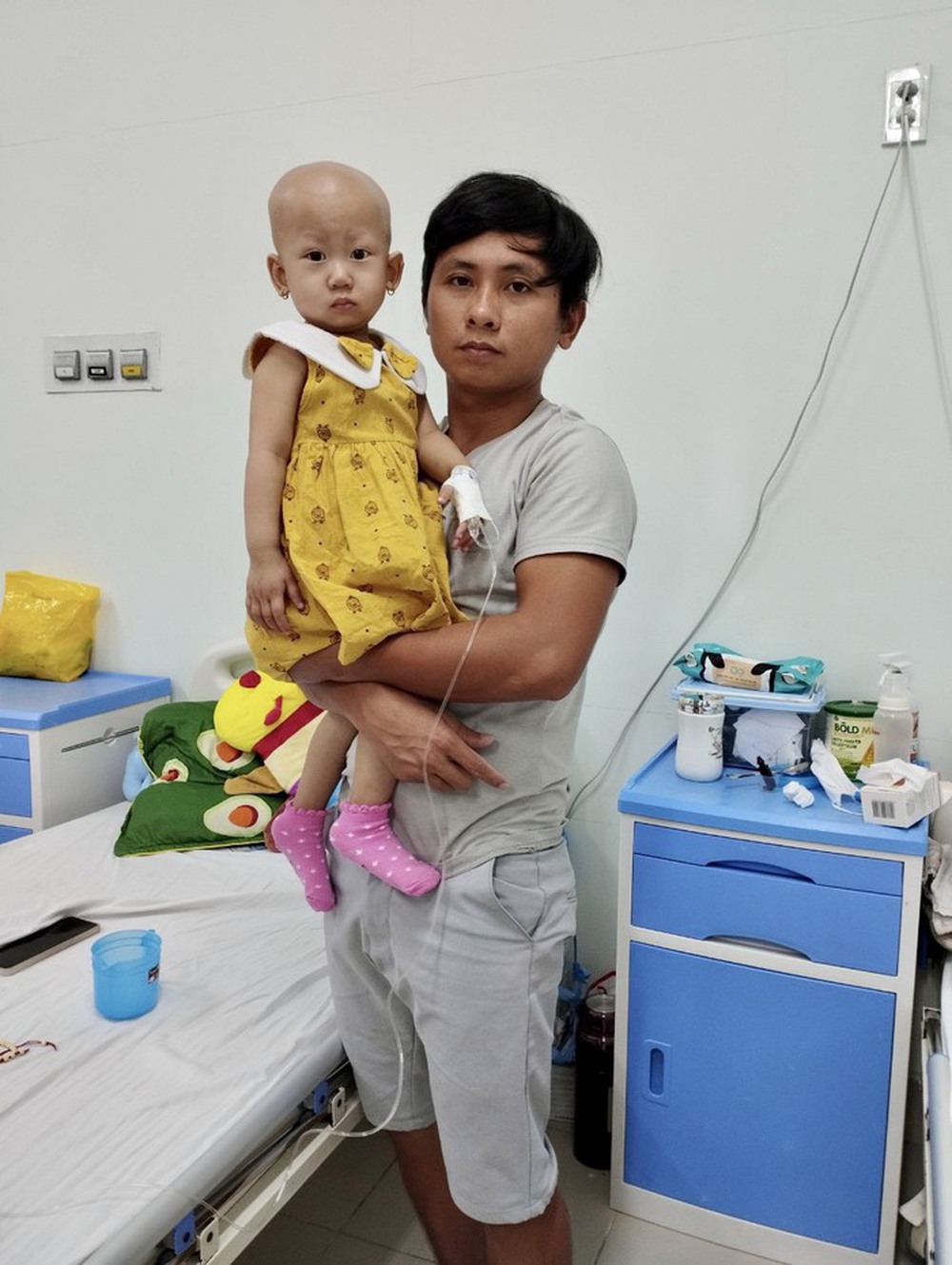 Bé gái 2 tuổi mắc bệnh hiểm nghèo không tiền cứu chữa - Ảnh 3.