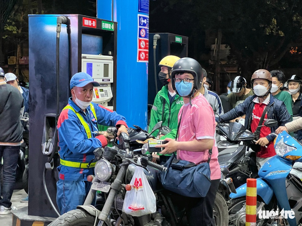 0h đêm, người dân Hà Nội vẫn xếp hàng rất dài để mua xăng - Ảnh 3.