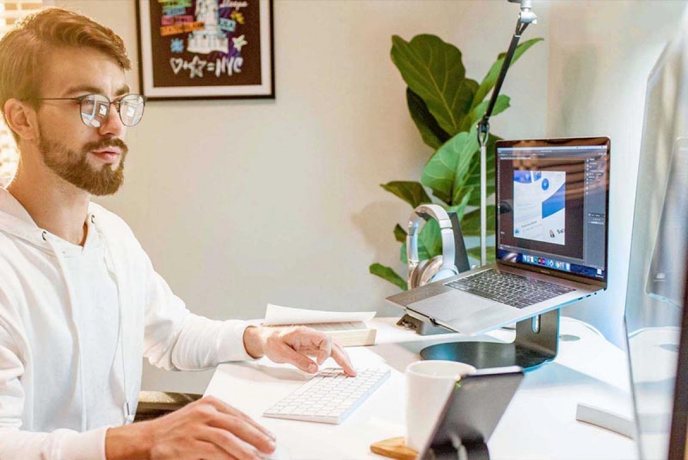 Làm sao để bảo vệ mắt khi tiếp xúc với màn hình máy tính quá lâu - Ảnh 2.