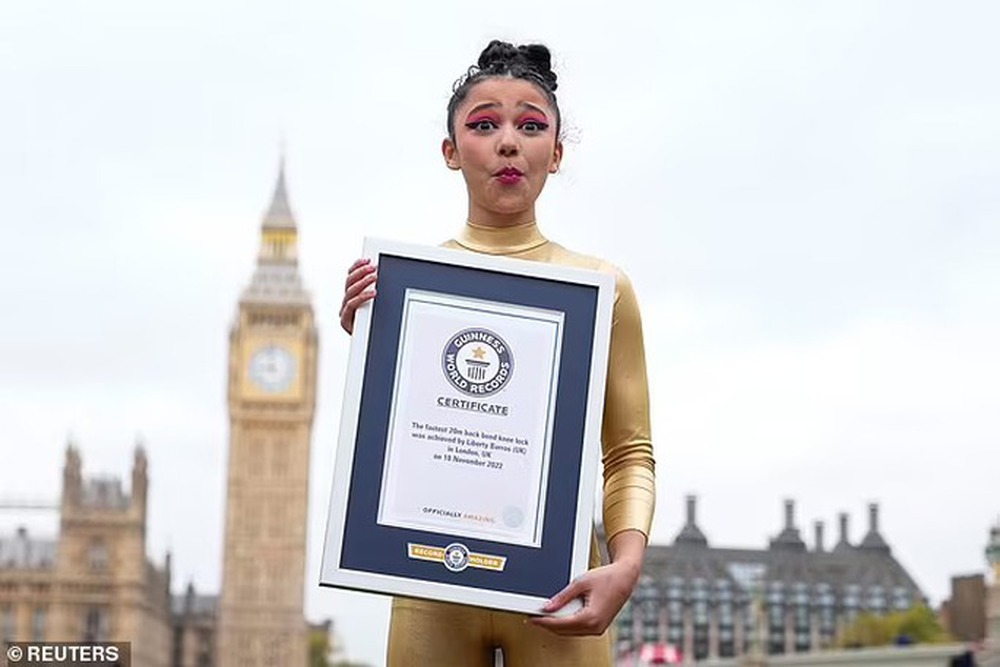 Vũ công uốn dẻo tuổi 14 lại lập kỷ lục Guinness thế giới - Ảnh 3.