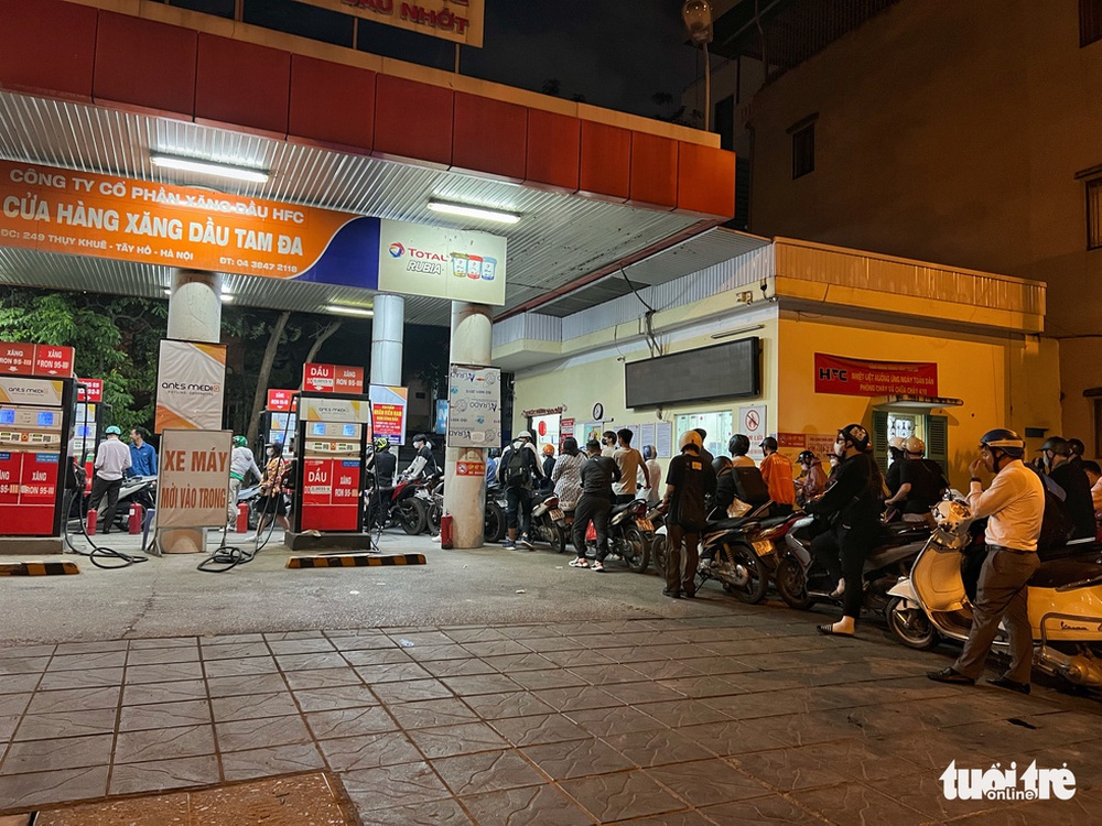 0h đêm, người dân Hà Nội vẫn xếp hàng rất dài để mua xăng - Ảnh 1.