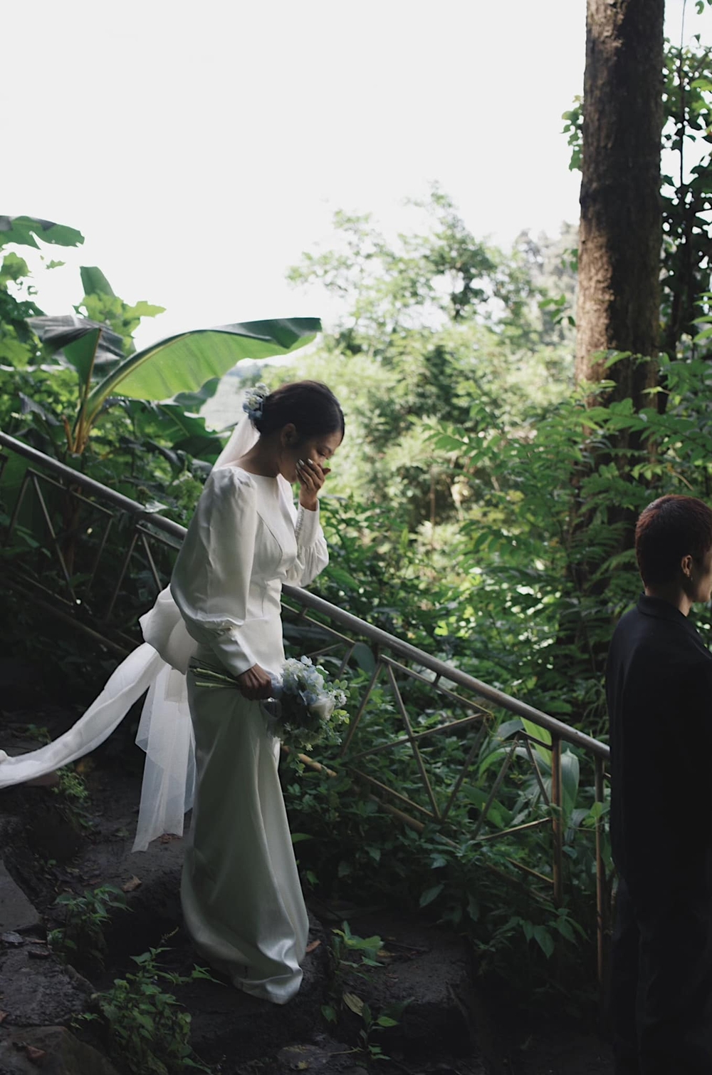 Cô dâu tổ chức đám cưới bí mật chỉ có vỏn vẹn 6 khách mời tại thác Lưu Ly ở Đắk Nông - Ảnh 8.