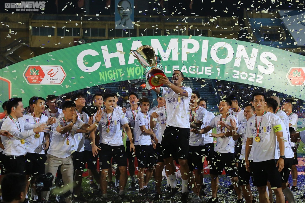 Bầu Hiển nâng cúp vô địch V-League 2022 cùng Hà Nội FC - Ảnh 1.