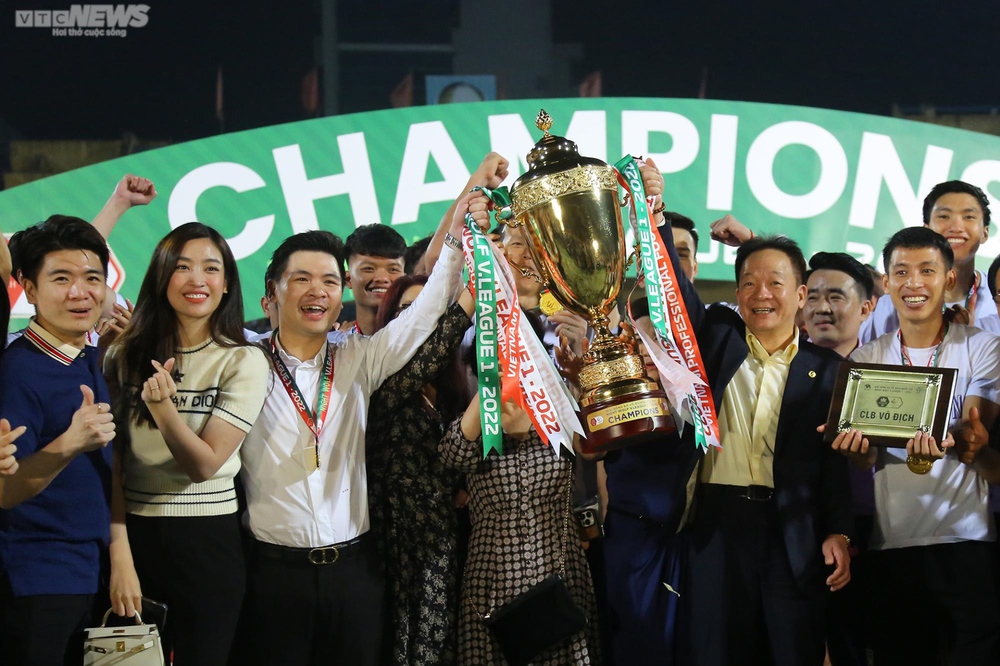 Bầu Hiển nâng cúp vô địch V-League 2022 cùng Hà Nội FC - Ảnh 4.