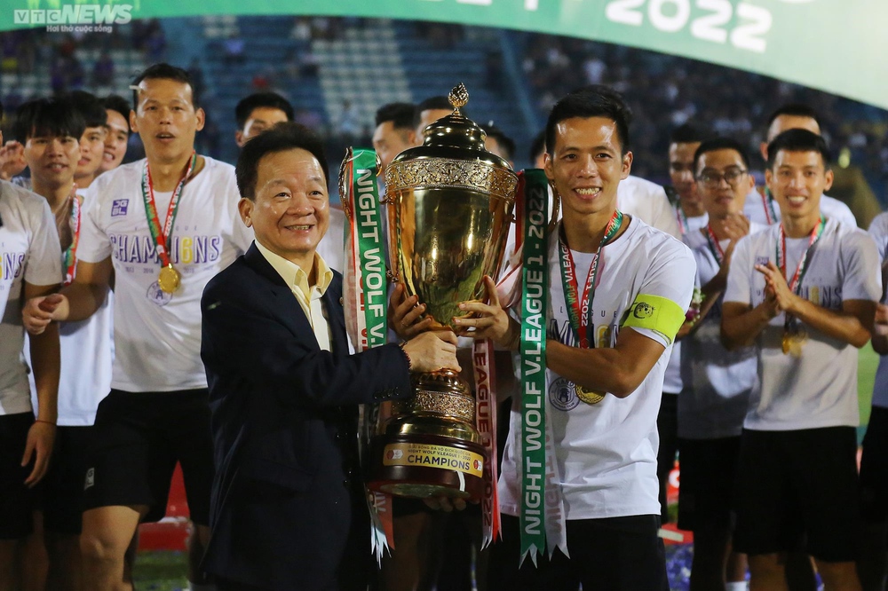 Bầu Hiển nâng cúp vô địch V-League 2022 cùng Hà Nội FC - Ảnh 3.