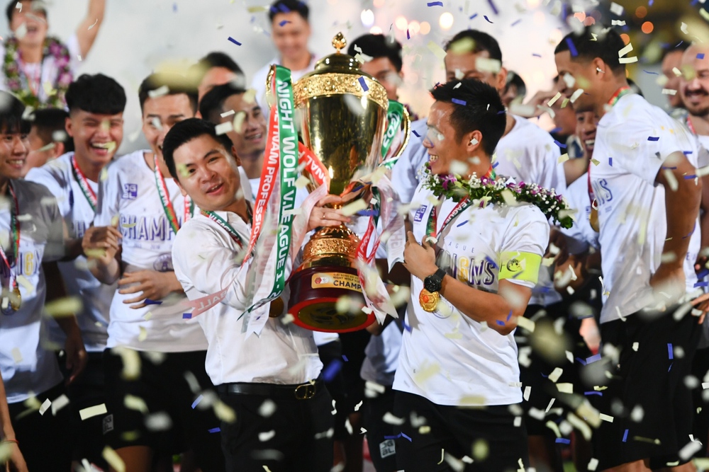 Bầu Hiển nâng cúp vô địch V-League 2022 cùng Hà Nội FC - Ảnh 2.