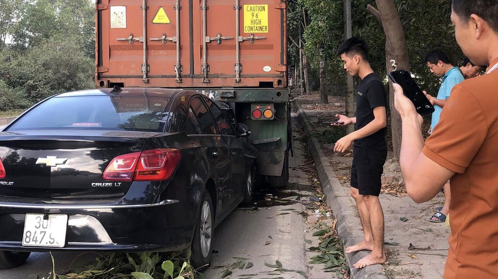 Đằng sau những Bức ảnh TNGT: Ngủ gật, tài xế Chevrolet Cruze chui tụt vào gầm công-ten-nơ - Ảnh 2.