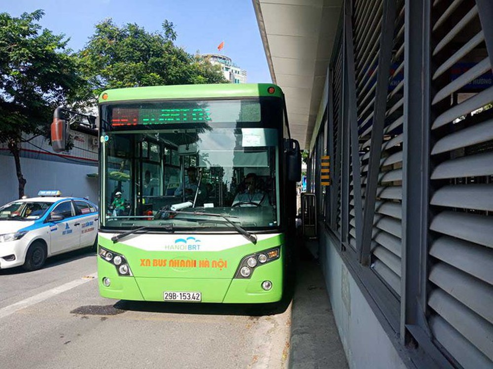 Hà Nội đánh giá buýt nhanh BRT giảm ùn tắc, thúc đẩy phát triển - Ảnh 1.