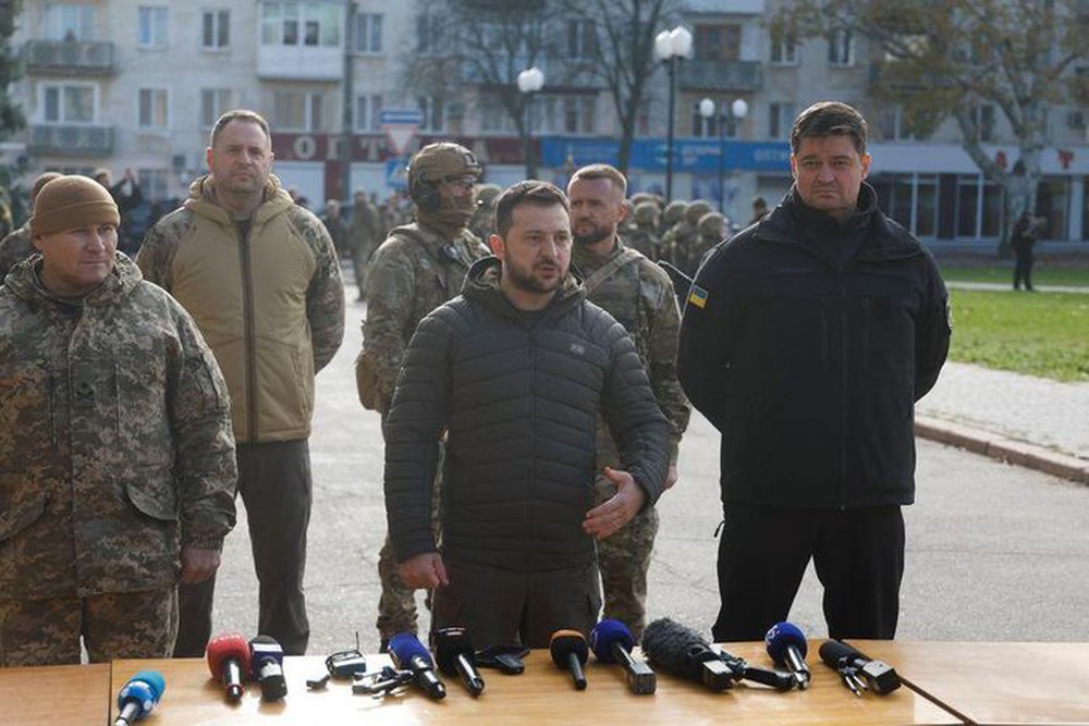 TT Zelensky đến Kherson, ca ngợi việc Mỹ chuyển giao tên lửa tạo ra khác biệt lớn - Ảnh 4.