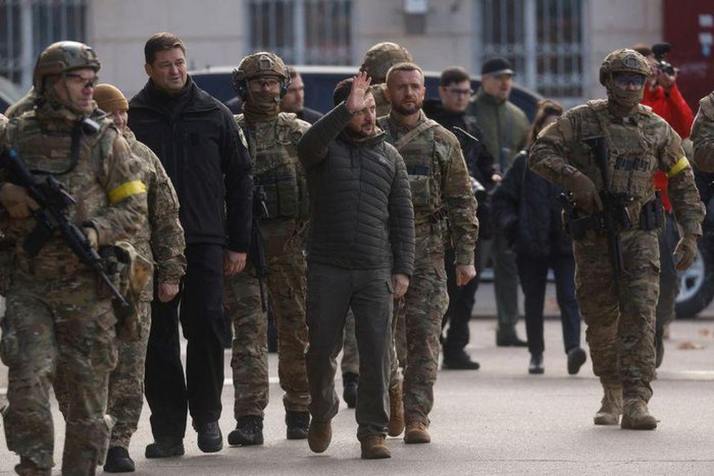 TT Zelensky đến Kherson, ca ngợi việc Mỹ chuyển giao tên lửa tạo ra khác biệt lớn - Ảnh 3.