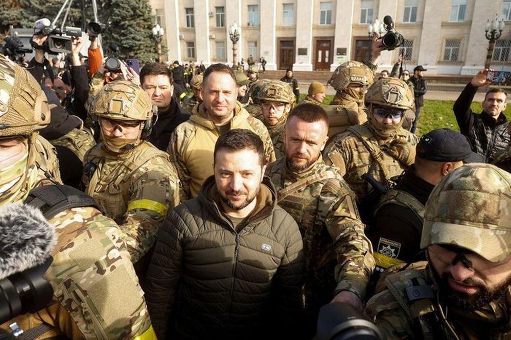 TT Zelensky đến Kherson, ca ngợi việc Mỹ chuyển giao tên lửa tạo ra khác biệt lớn - Ảnh 2.