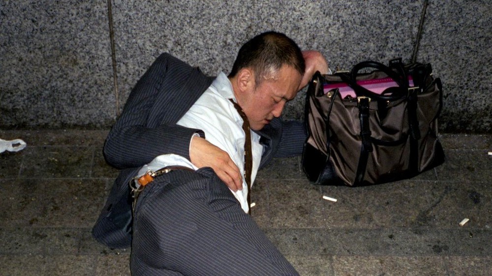 Làm việc 60 giờ một tuần thì như thế nào? Bộ ảnh chứng minh sự kiệt sức của dân văn phòng Nhật Bản - Ảnh 1.
