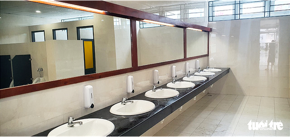 Trường công lập ở TP.HCM có nhà vệ sinh đẹp như khách sạn - Ảnh 4.