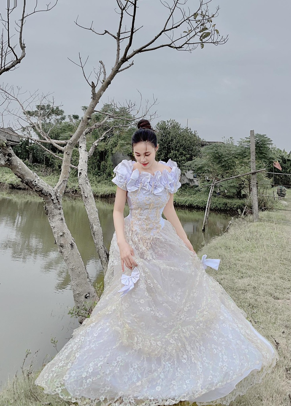 Cô gái mặc lại váy cưới của mẹ gây chú ý: “Kỉ niệm vô giá mẹ từng không cho mình đụng vào”